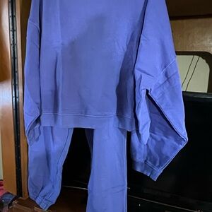 GAP Sweatsuit Jogger Set
Crop sweat top is XL
Sweat pants are size L